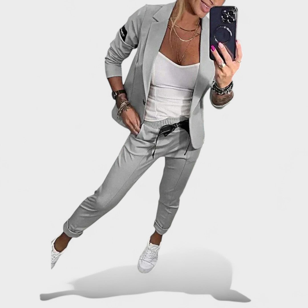 Nika – Prilagojen komplet: mehak sako in široke hlače