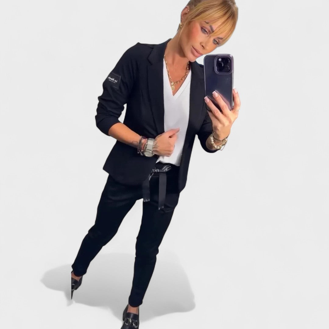 Nika – Prilagojen komplet: mehak sako in široke hlače