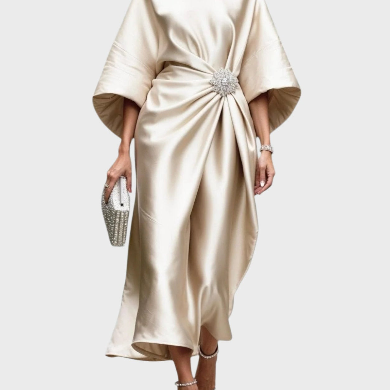 Saten Haljina z Bočnim Plisiranim Detajli in Dekorativno Sponko