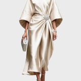 Saten Haljina z Bočnim Plisiranim Detajli in Dekorativno Sponko