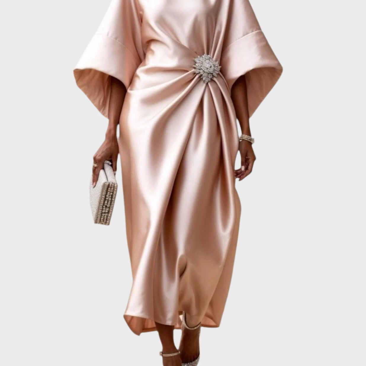 Saten Haljina z Bočnim Plisiranim Detajli in Dekorativno Sponko