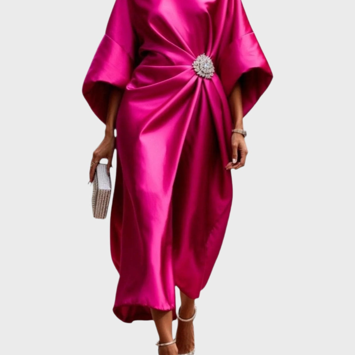 Saten Haljina z Bočnim Plisiranim Detajli in Dekorativno Sponko