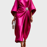 Saten Haljina z Bočnim Plisiranim Detajli in Dekorativno Sponko