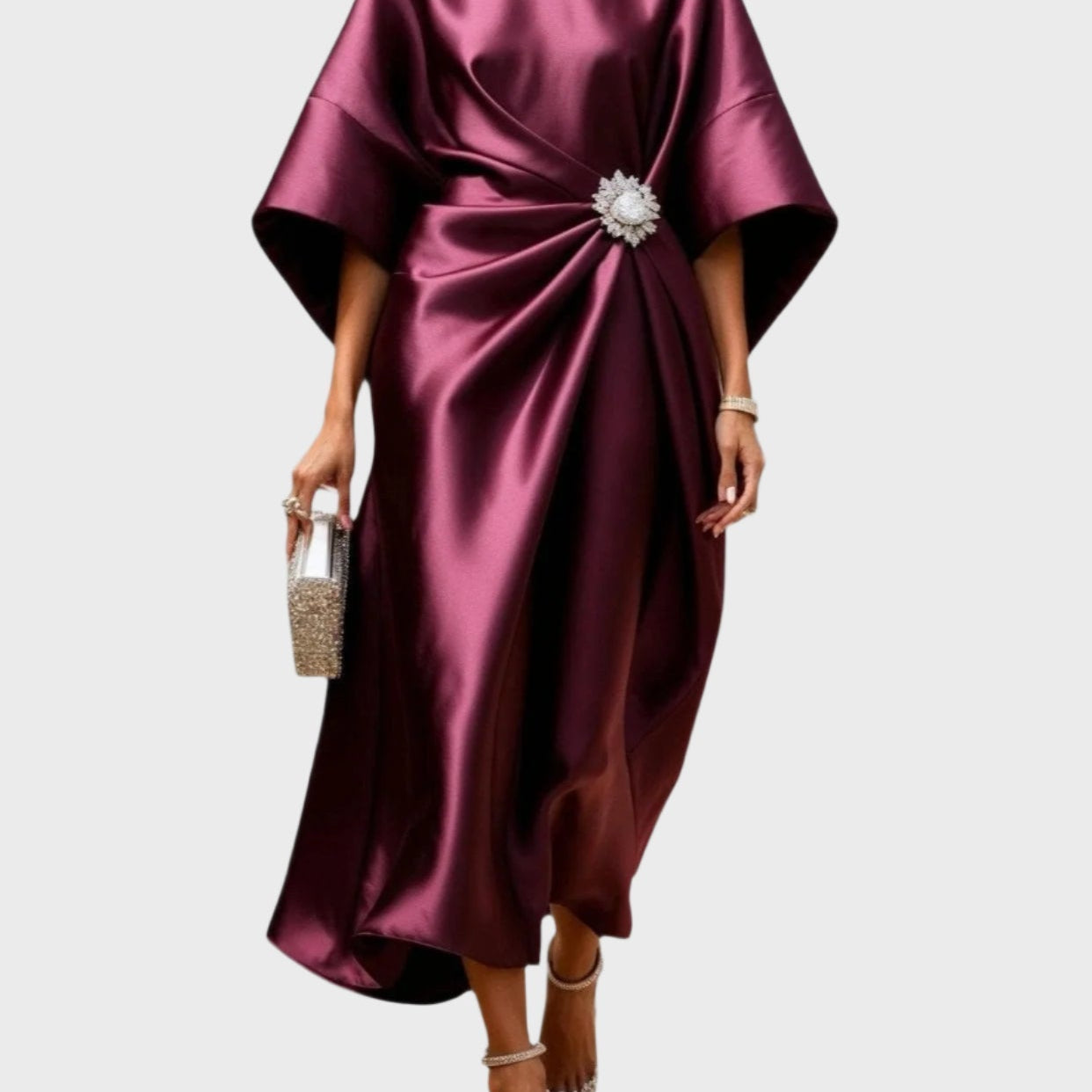 Saten Haljina z Bočnim Plisiranim Detajli in Dekorativno Sponko