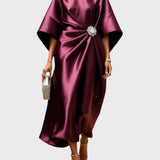 Saten Haljina z Bočnim Plisiranim Detajli in Dekorativno Sponko