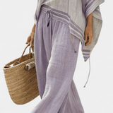 Bambusova bluzica s prugama, s otvorenimi rameni in širokimi hlačami za eleganten in svež stil