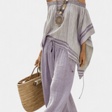 Bambusova bluzica s prugama, s otvorenimi rameni in širokimi hlačami za eleganten in svež stil