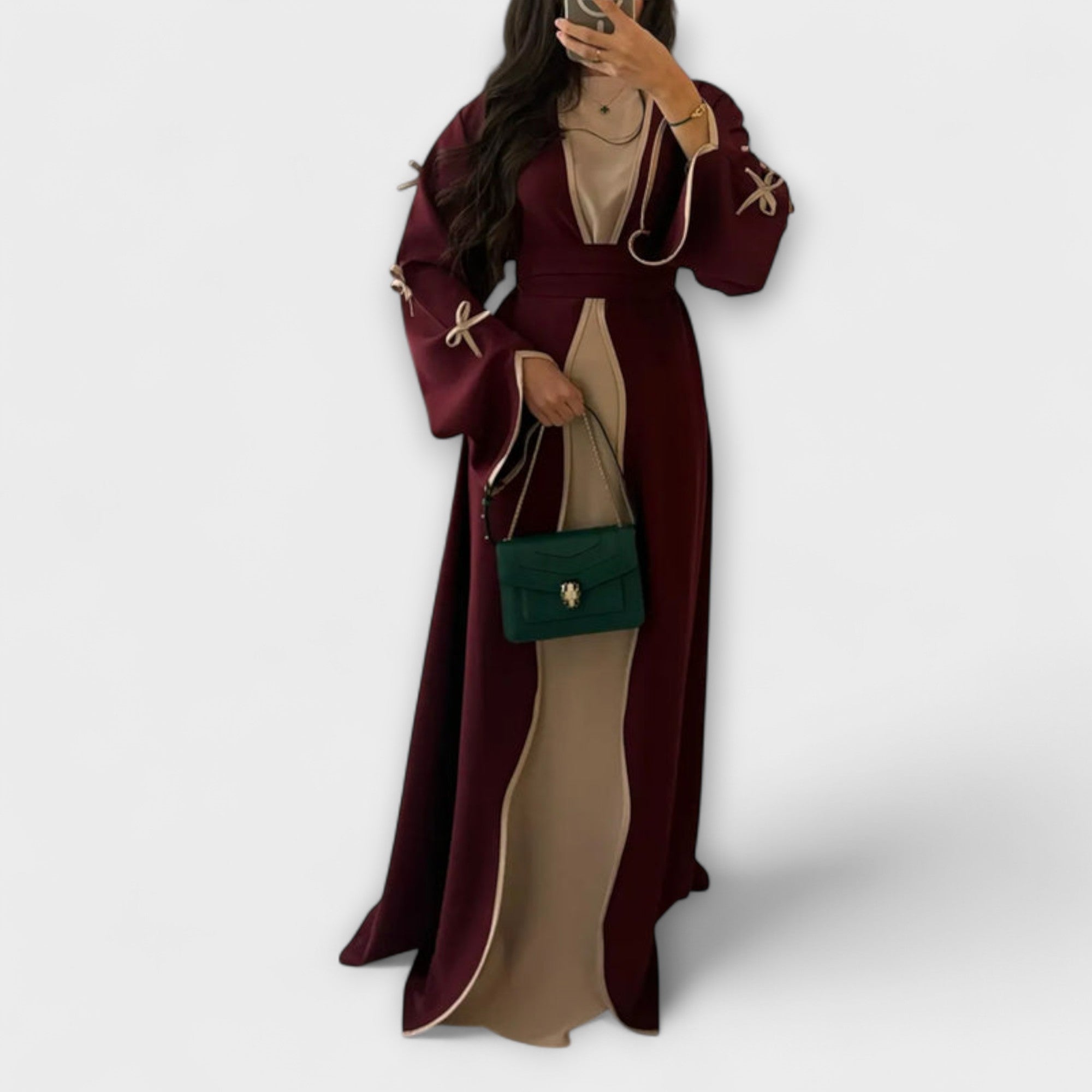 Stylish Kardigan in Obleka v Kombinaciji s Črtasto Dekoracijo