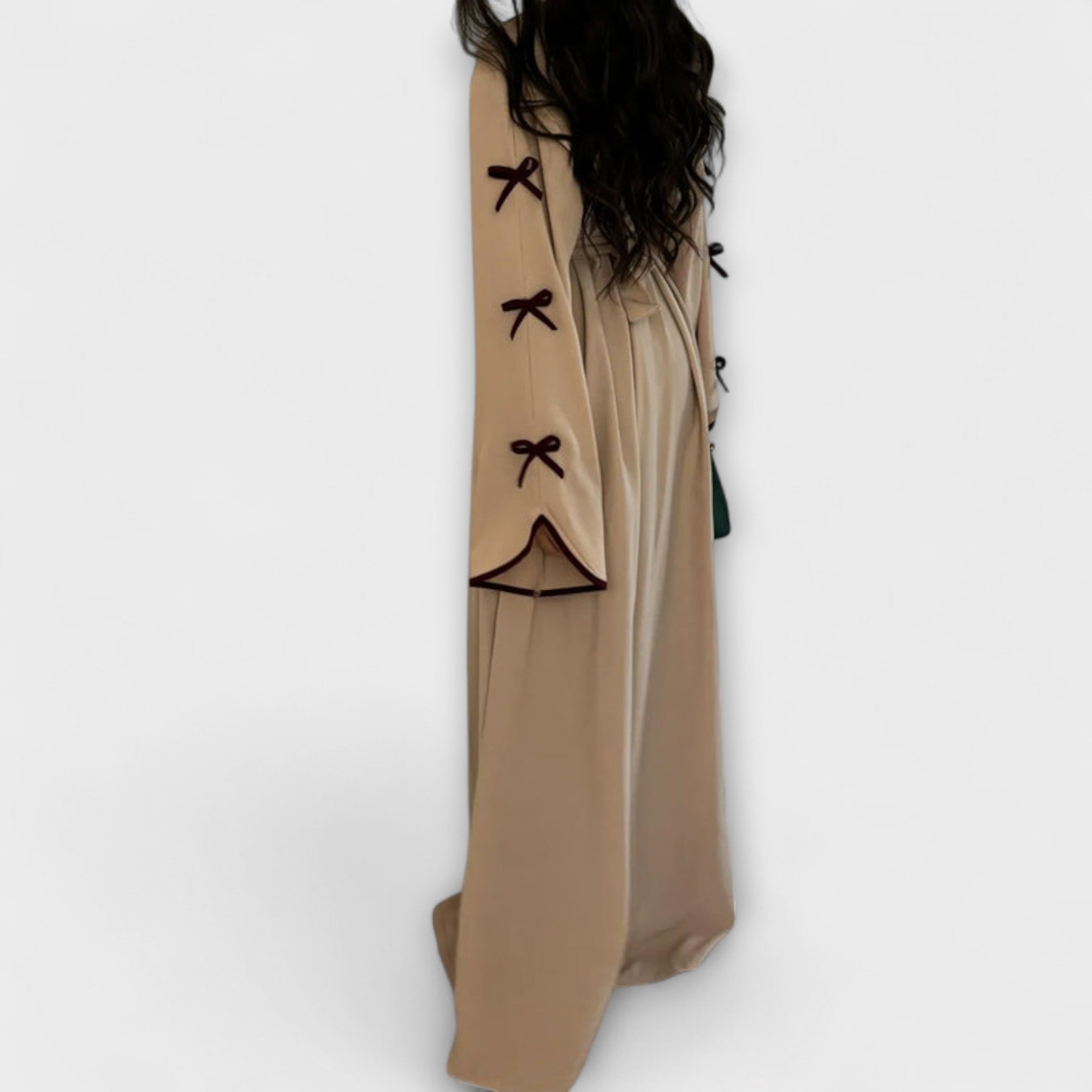 Stylish Kardigan in Obleka v Kombinaciji s Črtasto Dekoracijo