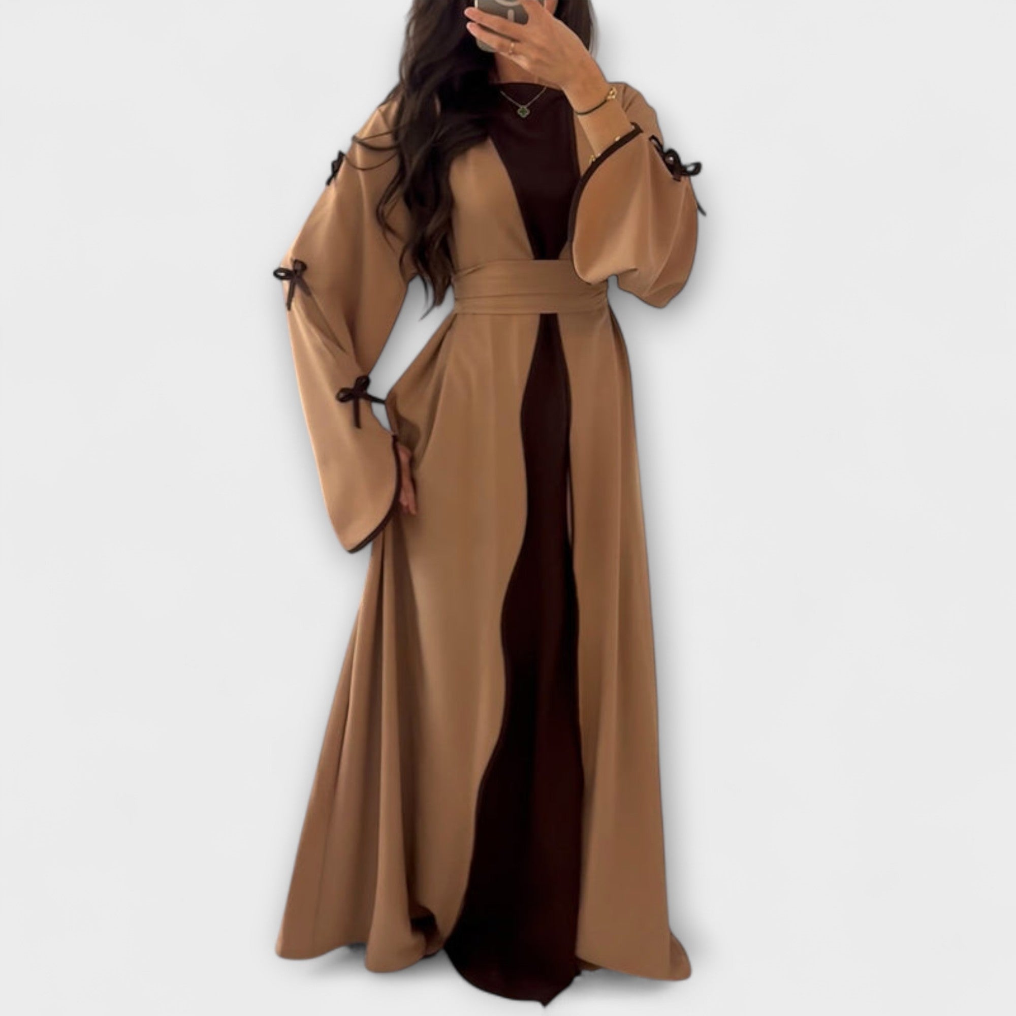 Stylish Kardigan in Obleka v Kombinaciji s Črtasto Dekoracijo