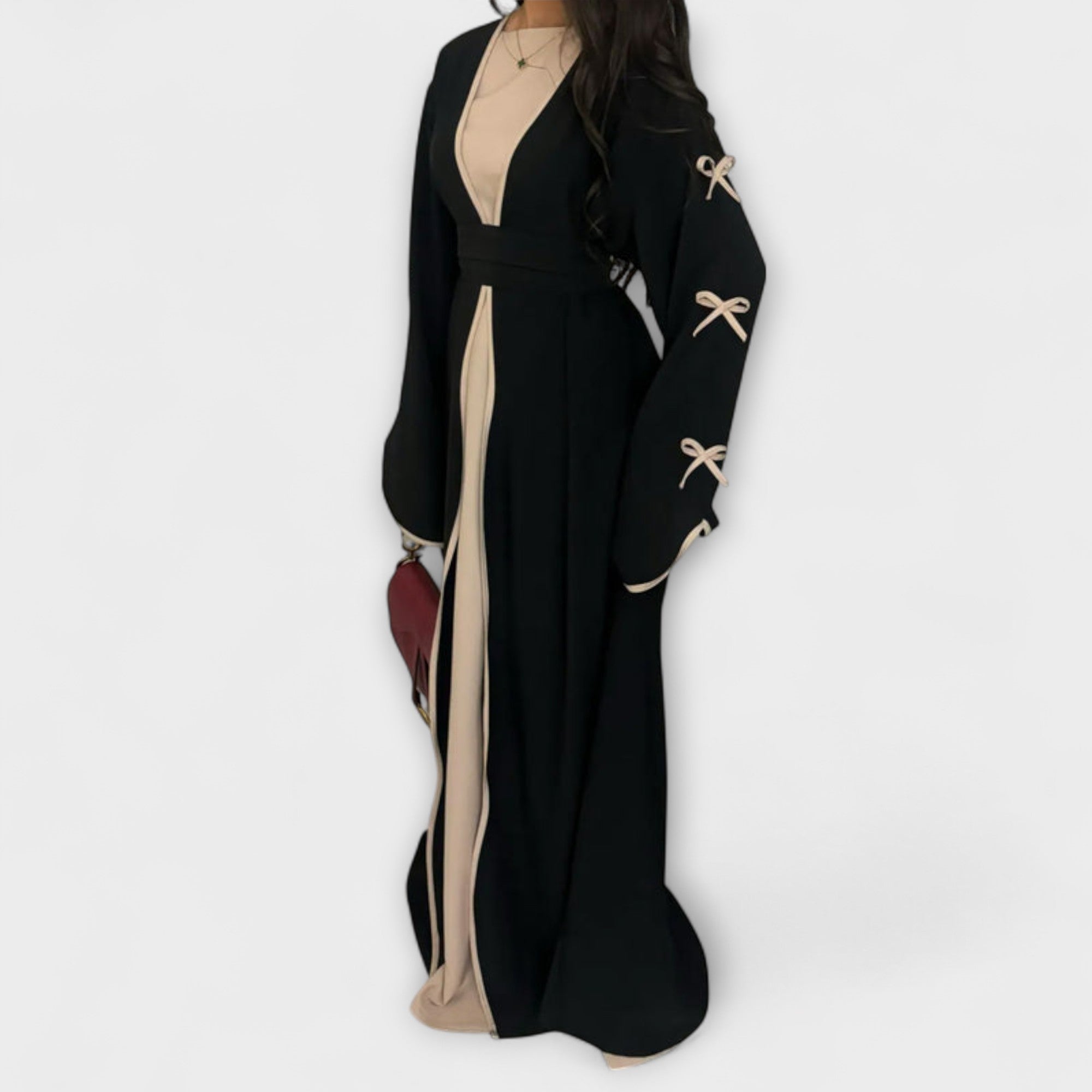 Stylish Kardigan in Obleka v Kombinaciji s Črtasto Dekoracijo