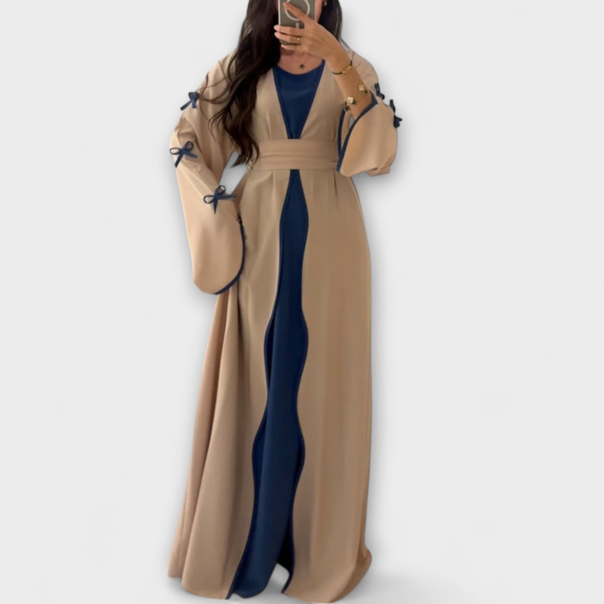 Stylish Kardigan in Obleka v Kombinaciji s Črtasto Dekoracijo