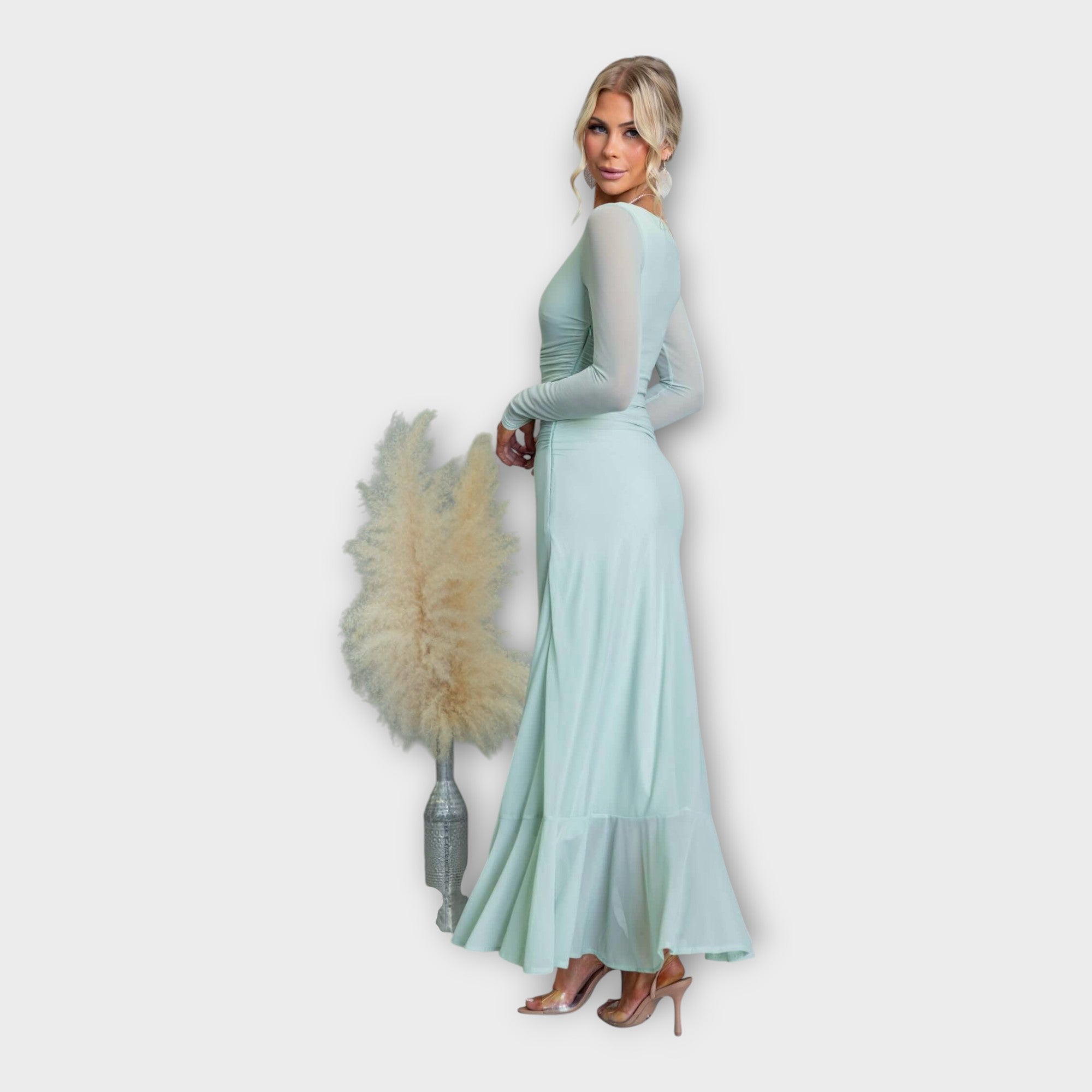 Impresivna Oblačila z Elegantno Linijo