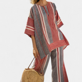 Kombinezon Daisy iz lanenega materiala z velikimi cvetovi v rdeči koraljni in sivi barvi, modernega in udobnega sloga