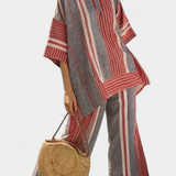 Kombinezon Daisy iz lanenega materiala z velikimi cvetovi v rdeči koraljni in sivi barvi, modernega in udobnega sloga