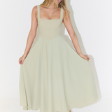 Elegantna Midi Obleka z Romantično Linijo