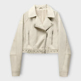 Moderna kratka usnjena jakna z pasom in rafinirano estetiko