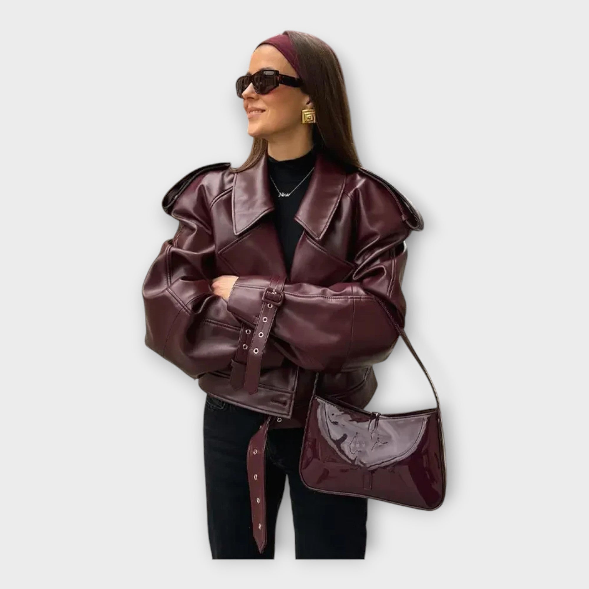 Usnjena jakna z pasom in sodobnimi detajli