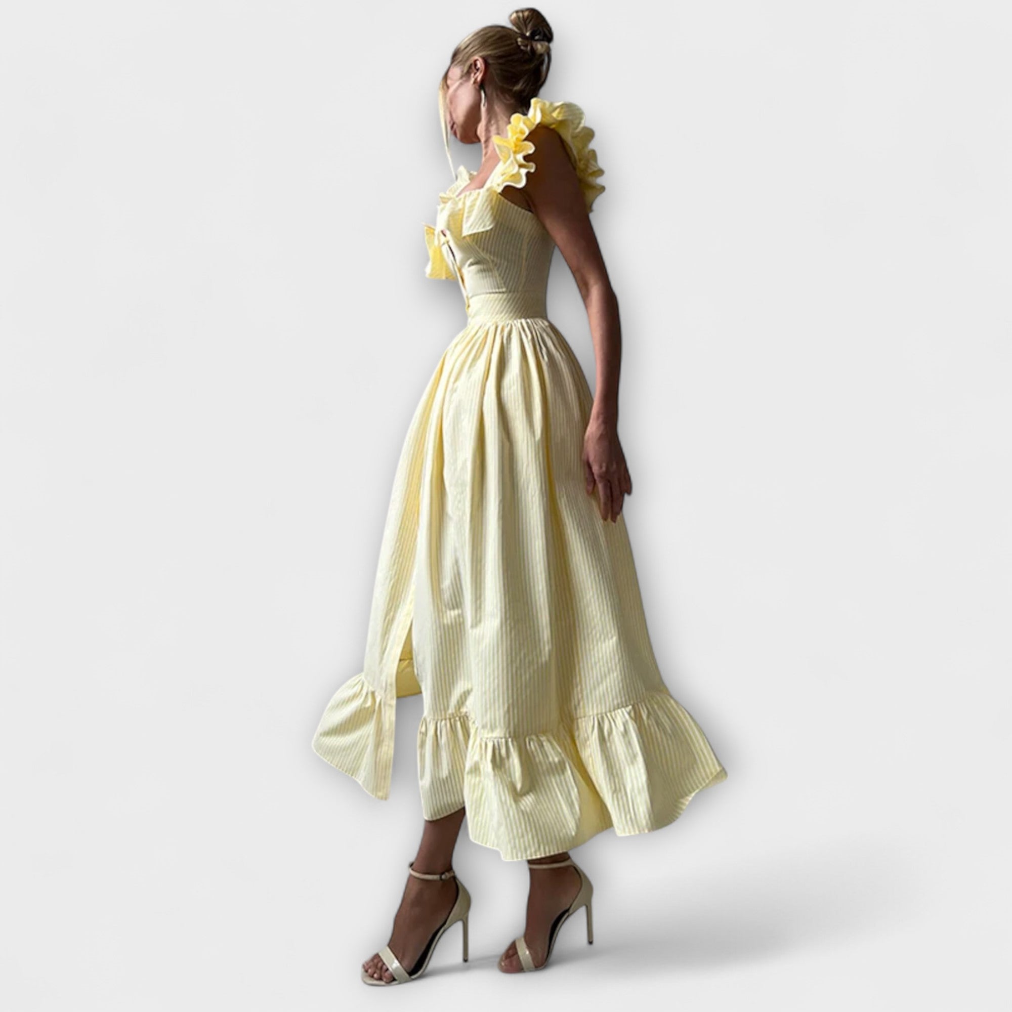 Obleka z Nabranimi Detajli