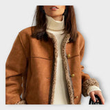 Eleganten usnjeni suknjič z toplim podlogom in brezčasnim slogom