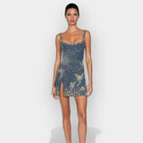 Mala Elegantna Obleka z Intenzivnim Stilom