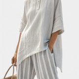 Daisy set z asimetrično bluzo in prugastimi hlačami za moden in eleganten stil