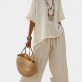 Celoten minimalistični Daisy v naravnih odtenkih z oversized majico in širokimi hlačami za preprost in eleganten stil