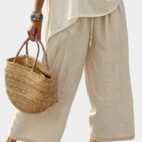 Celoten minimalistični Daisy v naravnih odtenkih z oversized majico in širokimi hlačami za preprost in eleganten stil