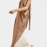 Petra Maxi Obleka z Nepravilnim Rezom in Odkritimi Leđi