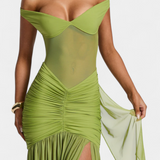 Milica Dolga Obleka iz Mleka Svile z Globokim Izrezom in Oblikovanimi Nabranji