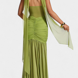 Milica Dolga Obleka iz Mleka Svile z Globokim Izrezom in Oblikovanimi Nabranji