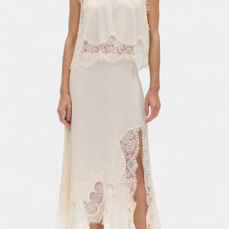 Nada Midi Krilo z Čipkastimi Detajli in Asimetričnim Robom