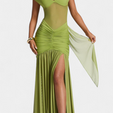 Milica Dolga Obleka iz Mleka Svile z Globokim Izrezom in Oblikovanimi Nabranji