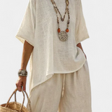 Celoten minimalistični Daisy v naravnih odtenkih z oversized majico in širokimi hlačami za preprost in eleganten stil